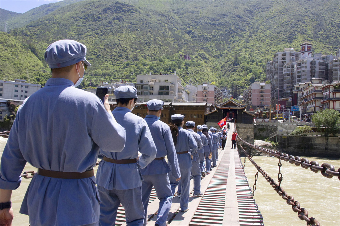 泸定桥,又名大渡桥,是甘孜州泸定县境内一道横跨大渡河的铁索桥.